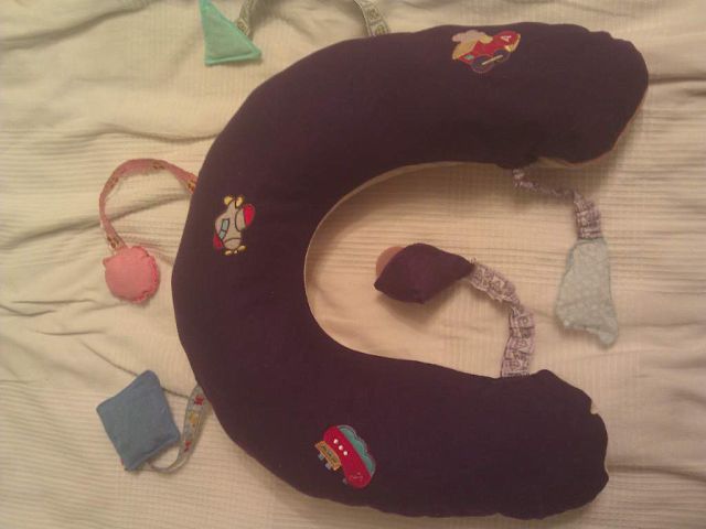 Подушка-"банан" для малышей, чуть-чуть развивающая