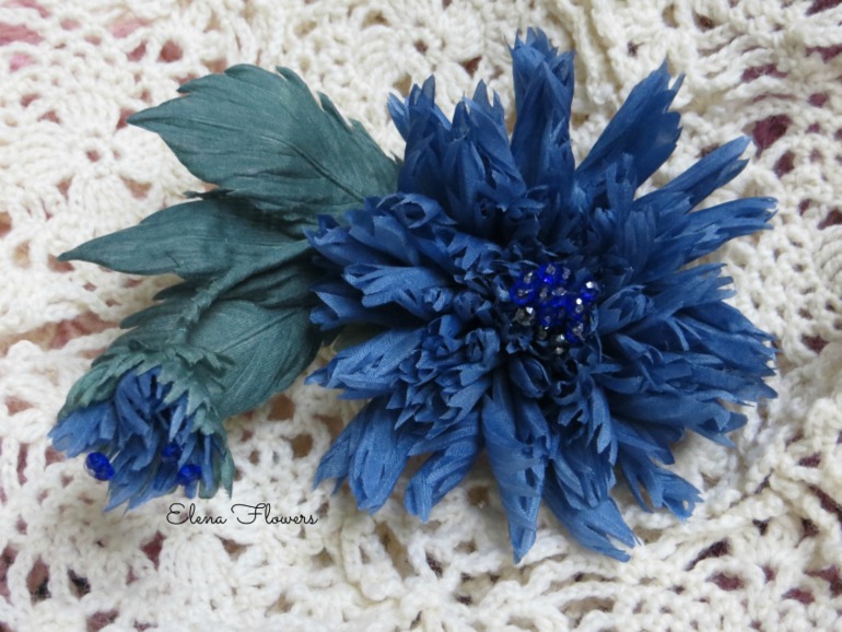 Шелковая брошь "Синий Василек"