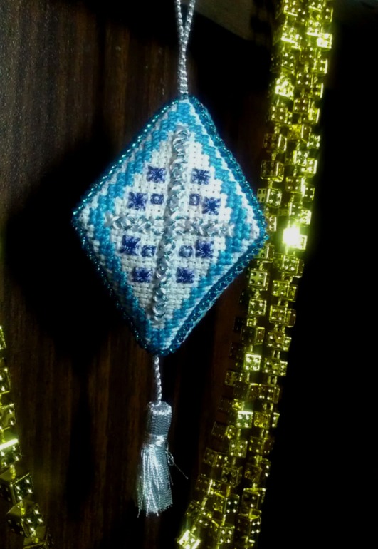 Сосулька - не сосулька, но очередная елочная игрушка)))