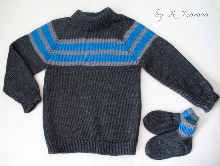 Свитер-реглан и носочки с пяткой "бумеранг"
