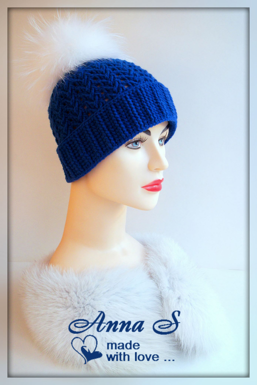 Шапочка с отворотом и помпоном)
