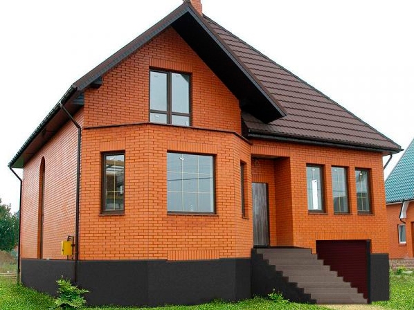 Кирпичный дом с коричневой крышей (49 фото)