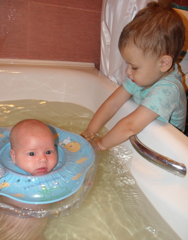 Сестренка купается. Старшая сестра купает младшую. Погодки купаются в ванной. Детки купаются Babyblog. Как купать погодок.