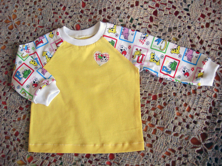 Первое платьеце, костюмчик и пара кофтеек для дочурки.
