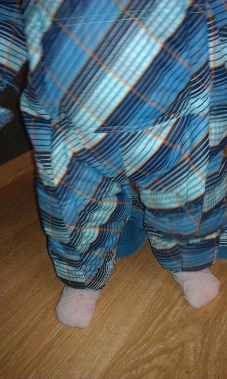 Комбинезон мал?Еще фото добавила.