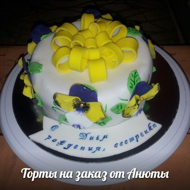 Маленький тортик с большими фиалками :-)