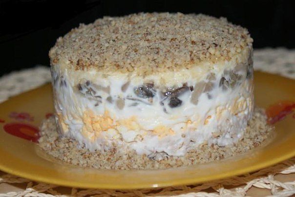 Слоёный салат из курицы с грибами