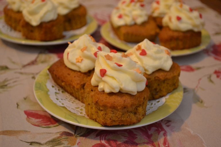 Морковные кексы с кремом из сливочного сыра.
