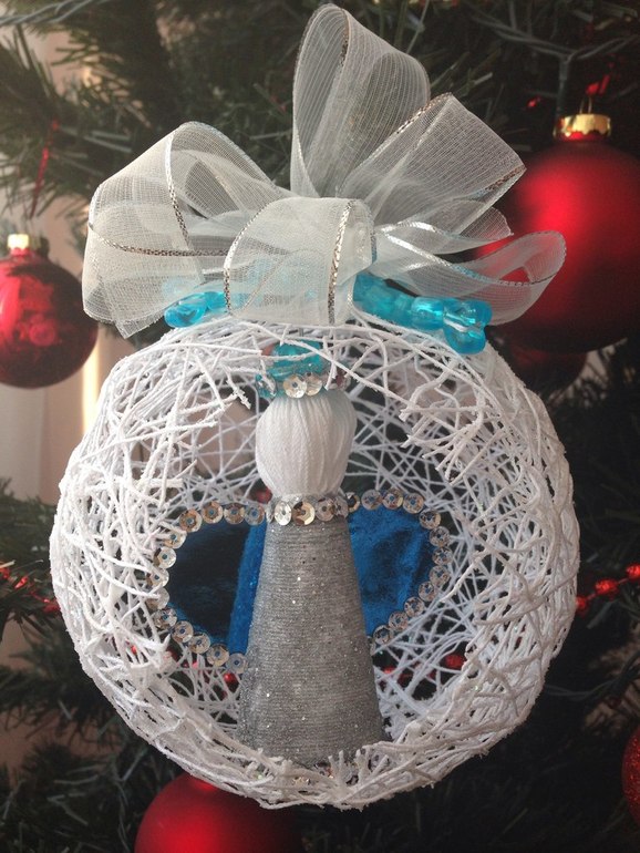 Ажурный шар с ангелом.