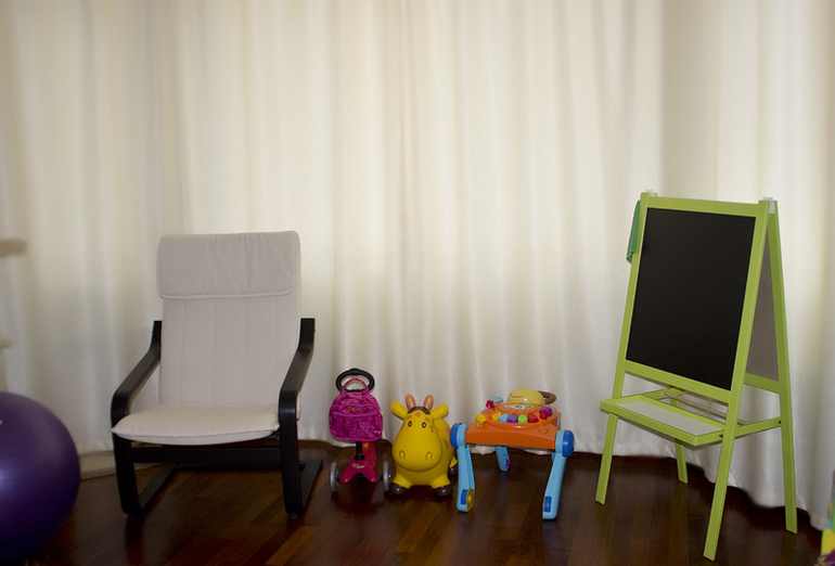 Просто порядок в игрушках, доска для рисования и кресло