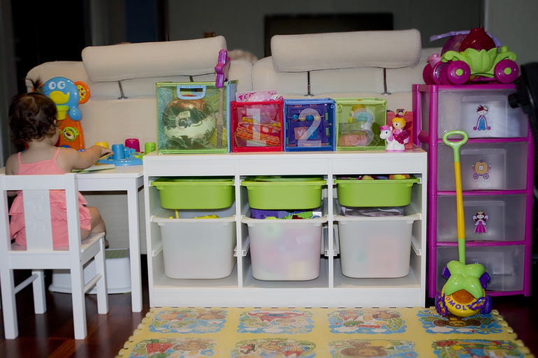 Просто порядок в игрушках, доска для рисования и кресло