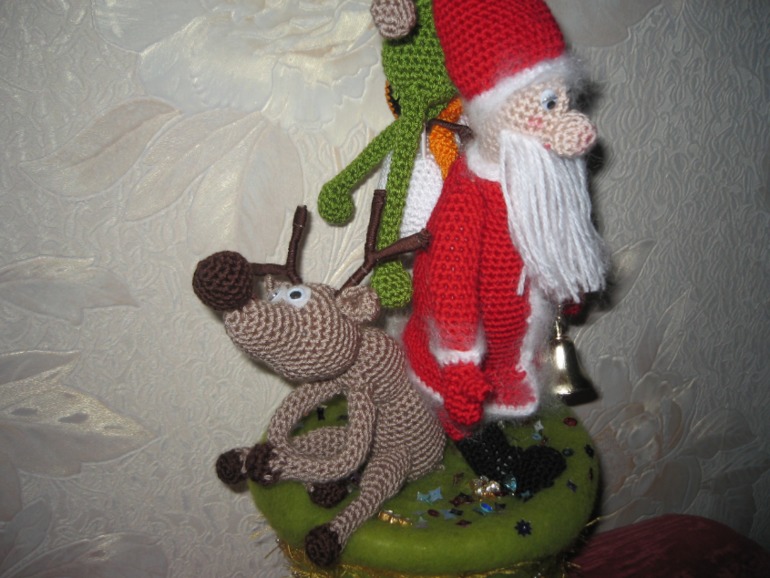 Снеговик и креативная елочка.