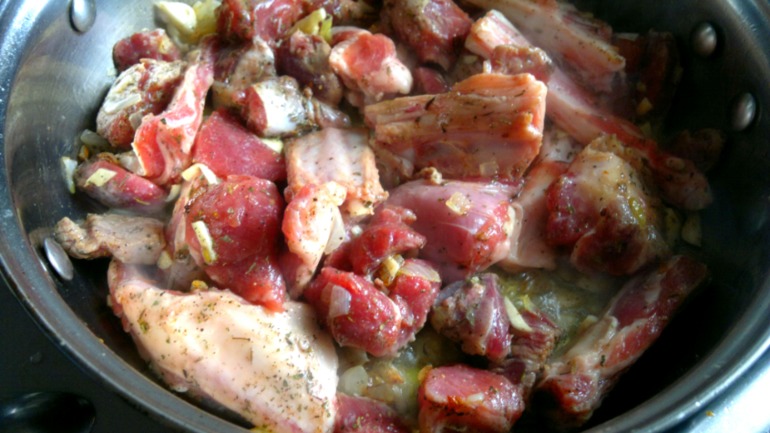 Паста с ароматной бараниной в сливочно-винном соусе