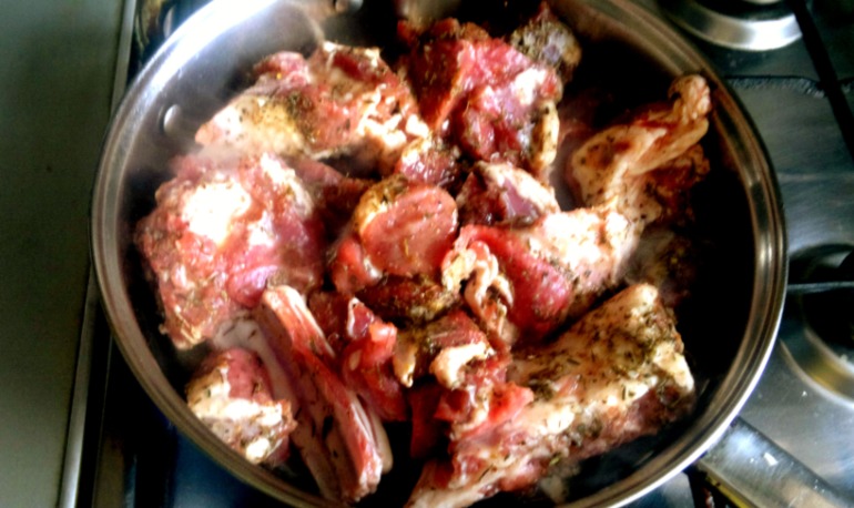 Баранина с томатами в своем соку