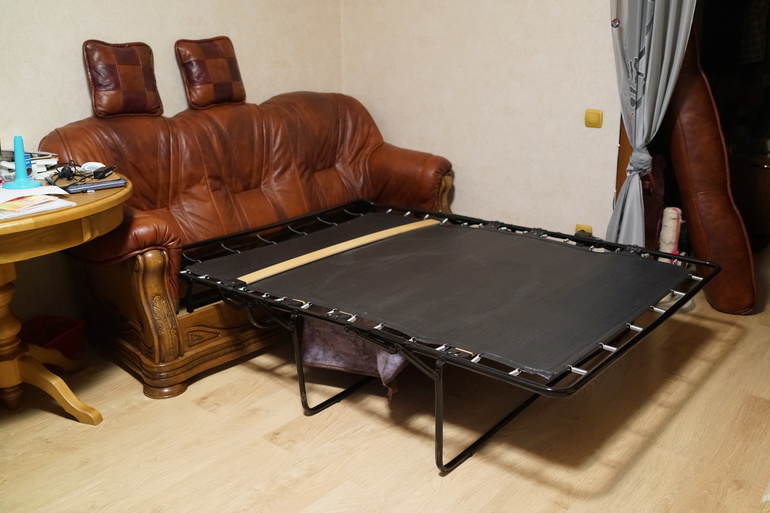 Продам диван+2 кресла+журнальный столик