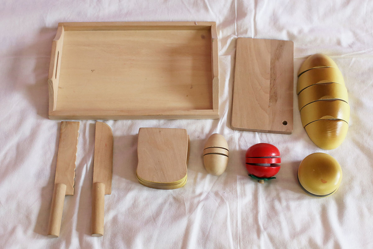 Куча деревяных игрушек: рамки-вкладыши, доска с замочками, пазлы, игровой набор, конструктор, лабиринт, пирамидка