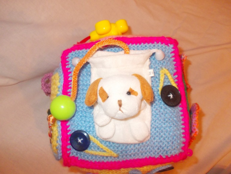 Вязанный развивающий кубик)