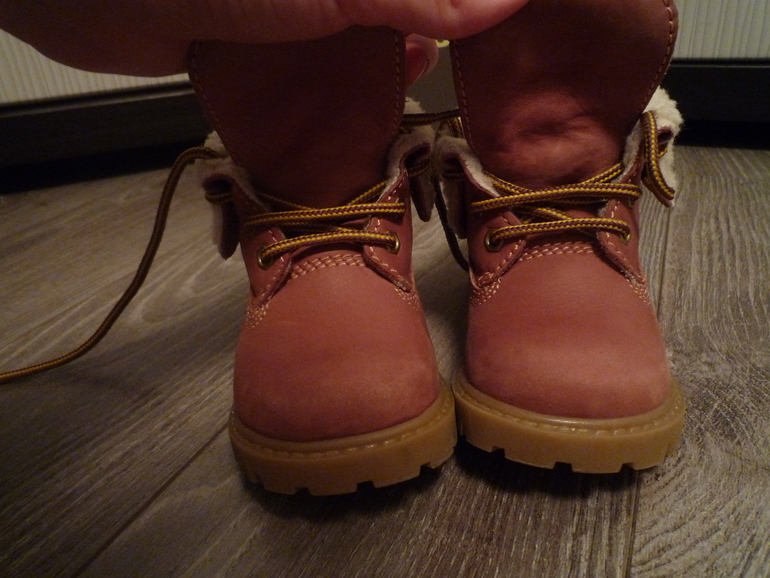 Очень много обуви на мальчика и унисекс разных сезонов р.20-22, б/у и в идеале.