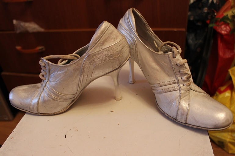 Свадебное платье 44 р-р, украшения на машину, туфли 36 р-р, украшения на бутылки шампанского.