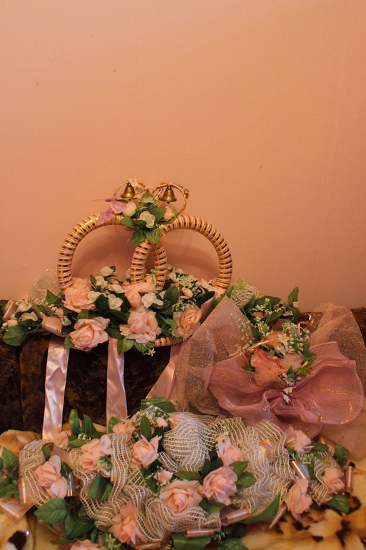 Свадебное платье 44 р-р, украшения на машину, туфли 36 р-р, украшения на бутылки шампанского.