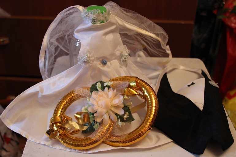 Свадебное платье 44 р-р, украшения на машину, туфли 36 р-р, украшения на бутылки шампанского.