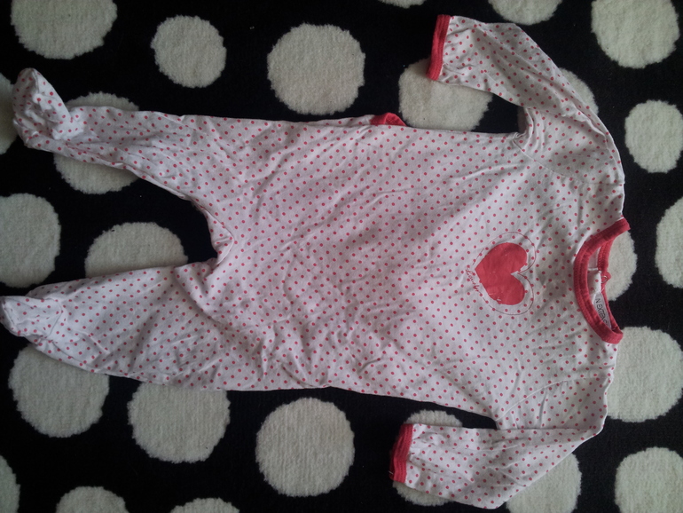 одежда на возраст 0-3 месяца и 3-6 мес.Максимум 100 рублей.Могу отправить почтой