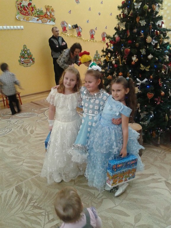Продам шикароное новогодние платье 6-8 лет -3000!!