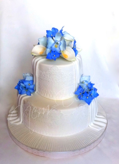 торт свадебный с синими цветами)