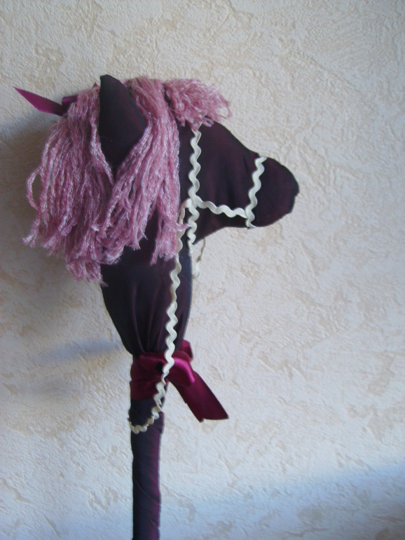 Скаковая лошадка.