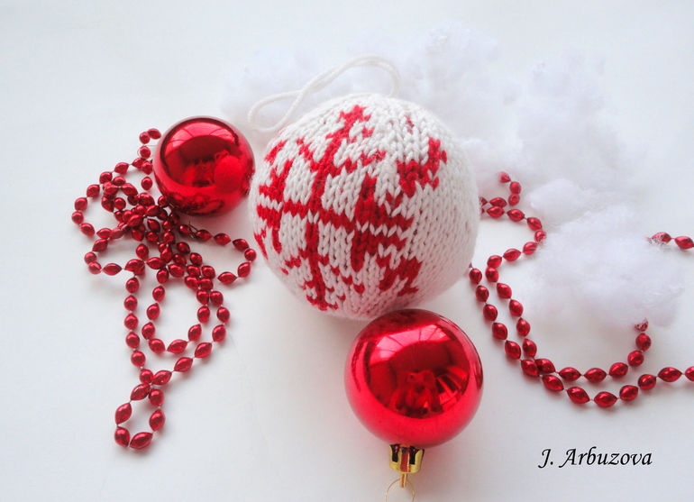 Вязаный елочный шар.