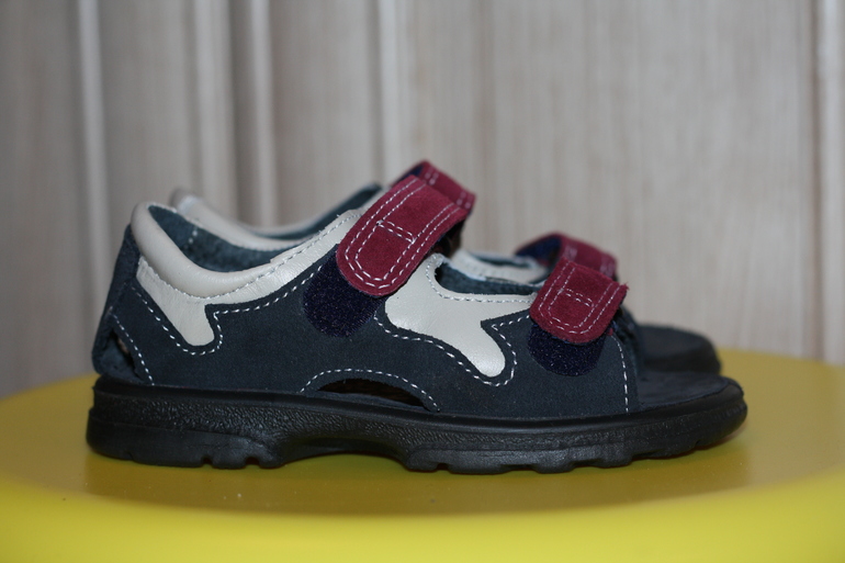 Продам новые кожаные сандали 400 руб. 25-го размера.