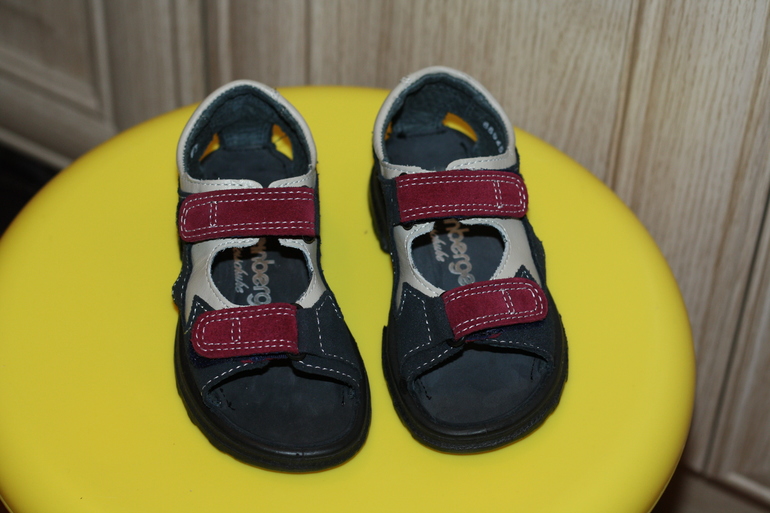 Продам новые кожаные сандали 400 руб. 25-го размера.