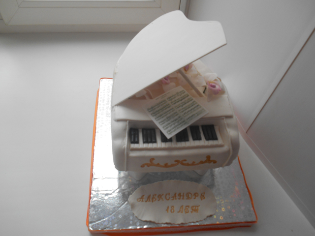 Первенький рояльчик и совсем не аккуратненько )))