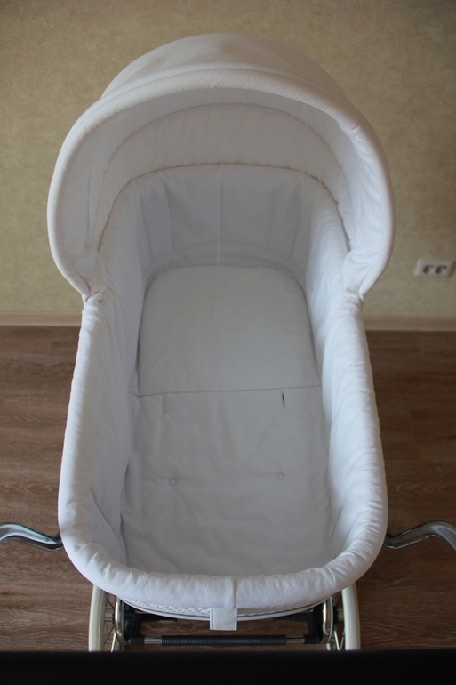 Inglesina Vittoria эко-кожа(белая) на шасси comfort piu