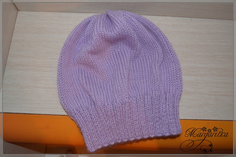 Прямо с неба к нам летят лёгкие пушинки, серебрятся и блестят белые снежинки.