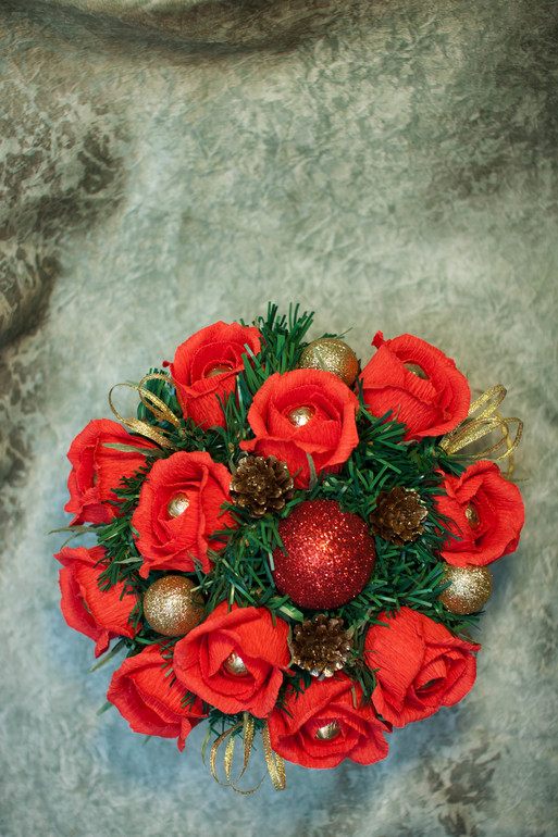 Новогодний букет из конфет и ёлка.