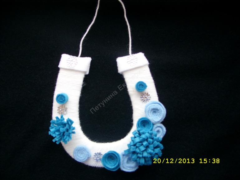 Подковы из пряжи и фетра.