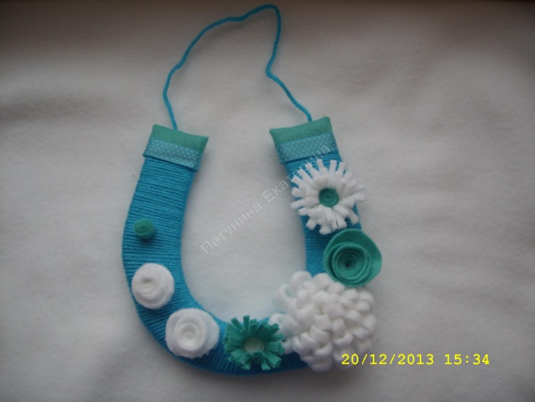 Подковы из пряжи и фетра.