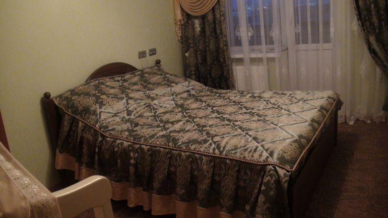 Подскажите что повесить над кроватью