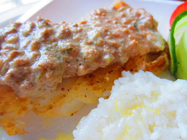 Рыбка под соусом из печени трески.