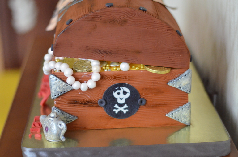 Сундук с сокровищами для пиратской вечеринки!