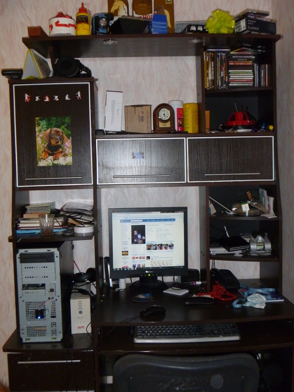 Продам компьютерный стол. 1500р. м.ст.деревня.