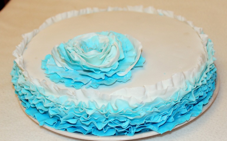 Омбрэ торт с рюшами