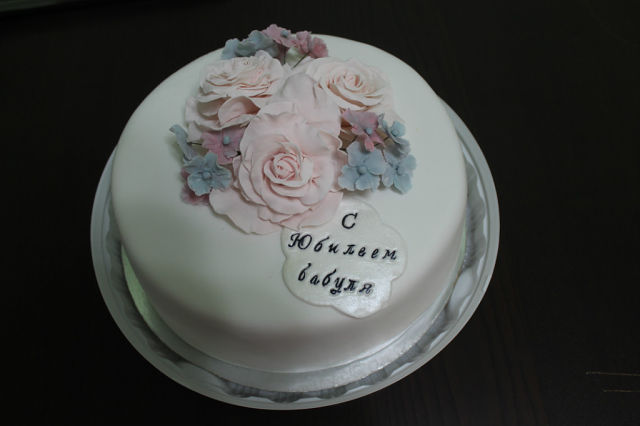 Белый торт с розами.