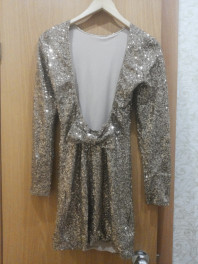 Платье в паетках с открытой спиной