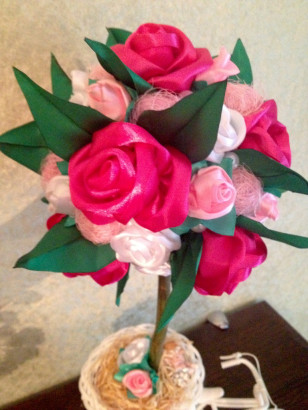 Топиарий из атласных лент .