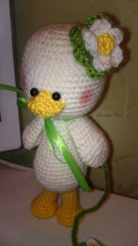 Вязаная игрушка Уточка с цветочками