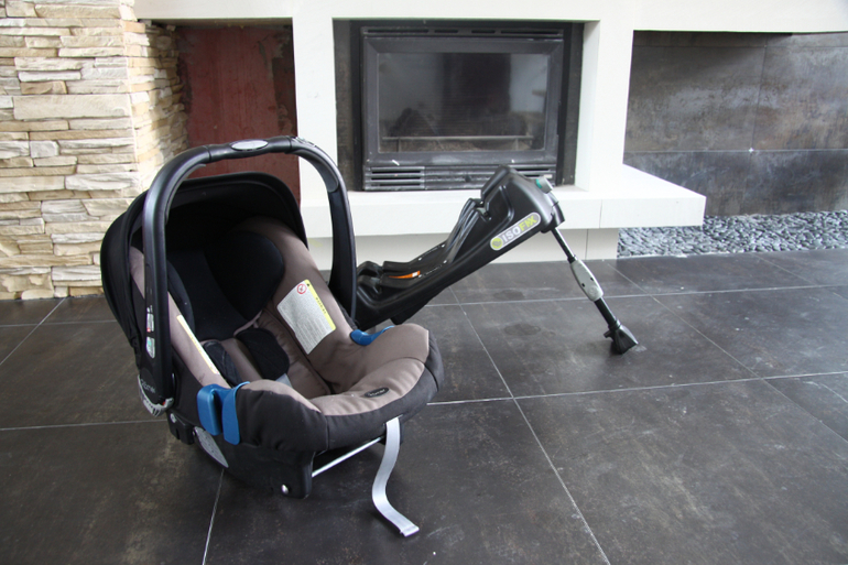 втокресло группы 0+ Romer Baby Safe Plus SHR II + ISOFIX Base