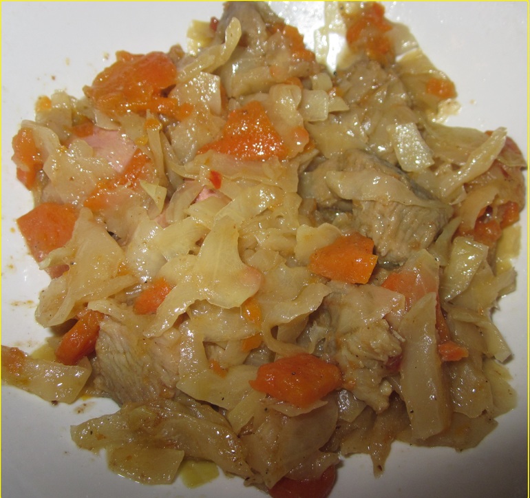 Капуста тушеная сморковкой и мяском.