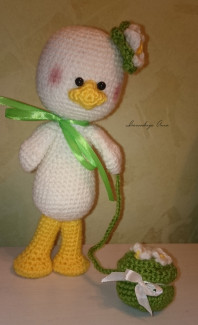 Вязаная игрушка Уточка с цветочками